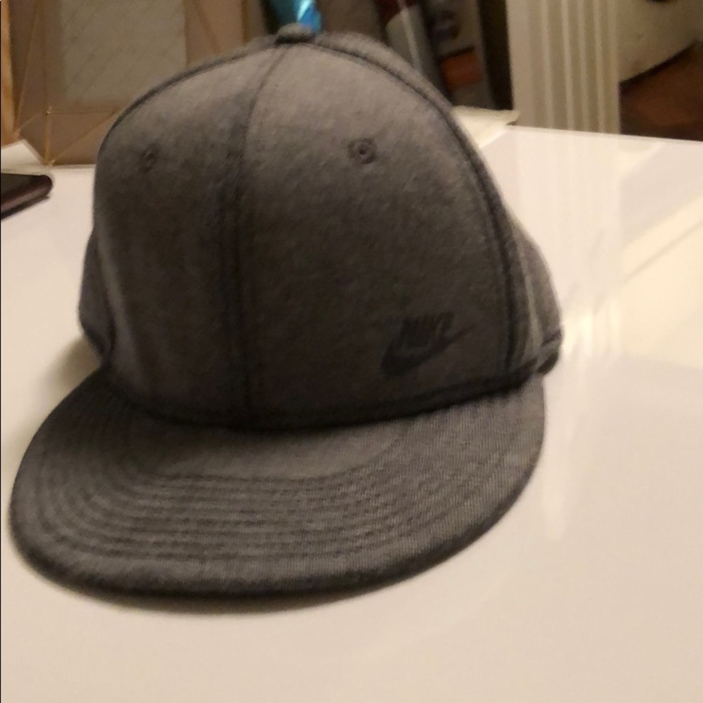 Nike True Snap back golf hat.